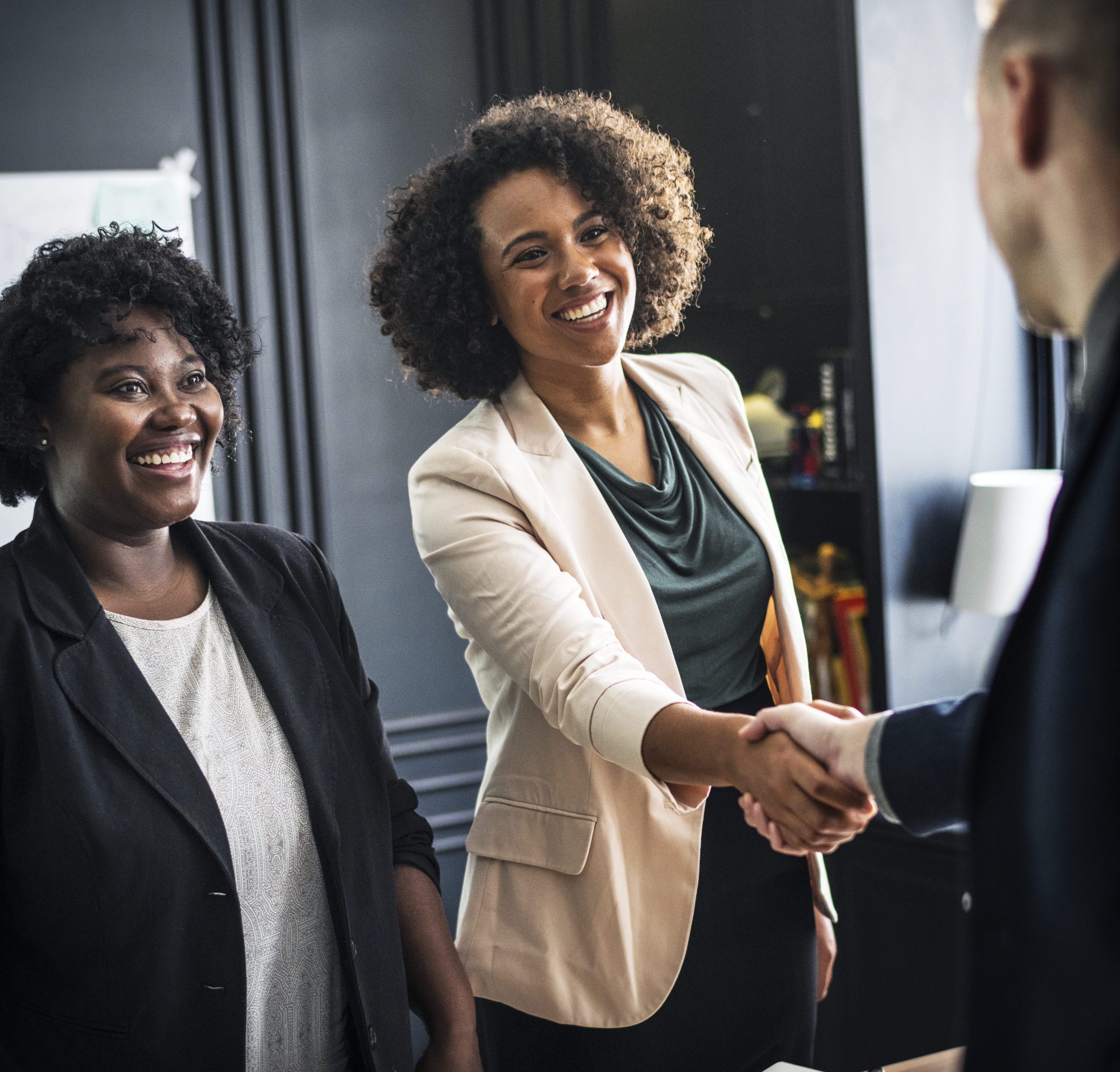 partenaires-commerciaux-se-serrant-main-accord (2) employé administratif et accueil